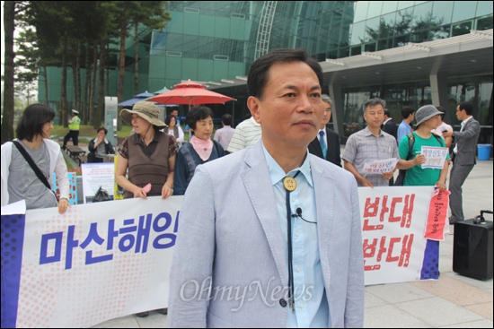  '마산해양신도시건설사업반대시민대책위원회'는 '동아시아 해양회의'가 열리고 있는 9일 오전 창원컨벤션센터 앞에서 기자회견을 열고 "타당성 없는 가포신항을 위해 19만평 마산만 매립을 용납할 수 없다"고 밝혔다. 사진은 차윤재 마산YMCA 사무총장이 마산만 매립에 반대하는 입장을 밝히고 있는 모습.