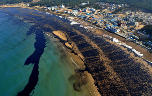 2007년 12월 7일 기름유출사고 당시 만리포 해수욕장의 모습