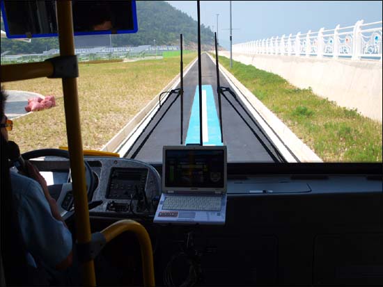 전기버스는 운행 중 충전을 한다. 청색 실선이 충전소, 모니터에 실시간 충전 모습이 나타난다. 