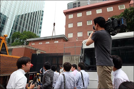 사고 소식을 듣고 온 일본 취재진 수십명이 현장에 도착해 취재를 하고 있다.