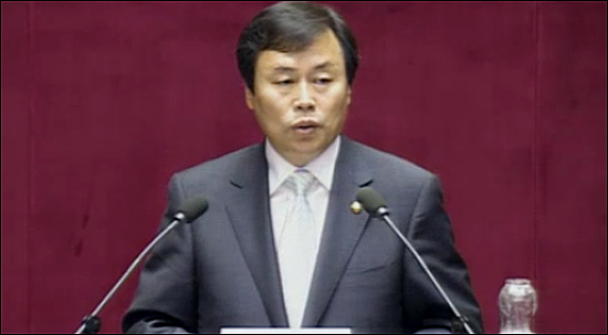 도종환 민주통합당 의원이 9일 오후 국회 본회의에서 모두발언을 하고 있다.