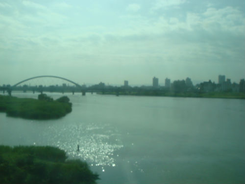 　　신오사카에서 오사카로 들어갈 때 건너는 요도가와(淀川) 강입니다. 이 강은 오사카 지역의 홍수를 예방하기 위해서 새로 만든 것입니다. 시가현 비와코 호수에서 시작된 강은 세타가와(？田川) 강, 우지가와(宇治川) 강, 요도가와 강들로 이름이 바뀌면서 흘러갑니다. 길이는 75.1 킬로미터이고, 지류가 965개로 일본에서 가장 많습니다. 유역면적이 8240 평방킬로미터로 간사이 지역의 사 분의 일에 해당됩니다.