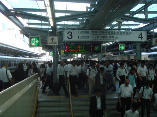 　　간사이 지역의 관문 오사카역입니다. 아침 간사이 지역 이곳저곳에서 일터를 찾아서 오사카 역으로 몰려옵니다. 도쿄나 가고시마행 신칸센은 신오사카역에서 타야합니다.