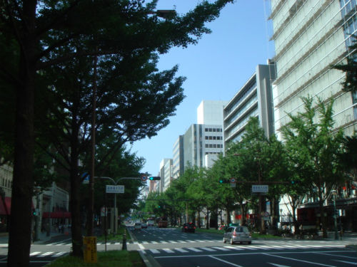 　　오사카시의 중심지 신사이바시 부근입니다. 아침 출근시간이지만 차량 통행이 비교적 한산합니다. 주차비나 통행료가 비싸기 때문에 쉽게 차로 출퇴근을 할 수 없습니다. 
