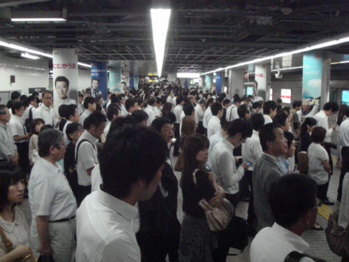 　　오사카시 지하철 우메다 역입니다. 차를 타려는 사람들로 북새통을 이루고 있습니다. 