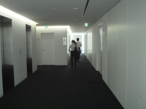 　　일을 보기 위해서 들어간 빌딩 복도입니다. 일본말에는 우리가 쓰는 복도(複道)라는 말이 없고 로카(廊下)라고 합니다.　