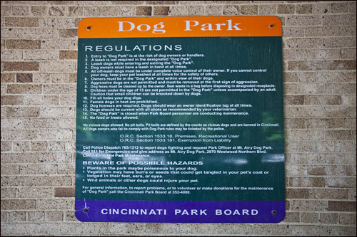 미국 신시내티에 있는 dog park입구에 있는 주의사항 안내문. 배변을 치우고 주인이 잘 핸들링하도록 하는 주의사항이 적혀있다.
