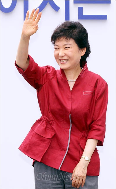 박근혜 새누리당 의원이 10일 서울 영등포구 타임스퀘어 광장에서 대선출마 선언을 한 뒤 지지자들에게 손을 흔들고 있다.