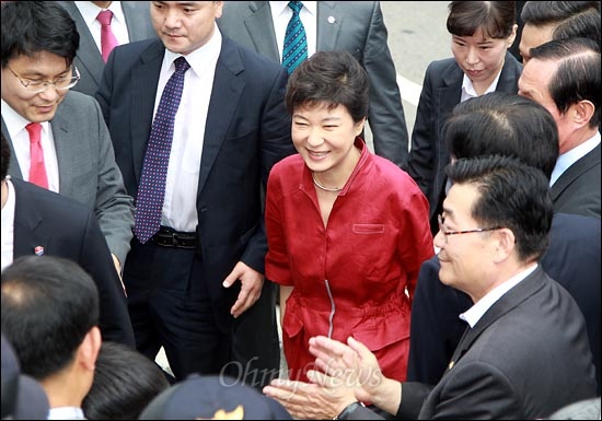 박근혜 새누리당 의원이 7월 10일 오전 대선출마 선언식이 열리는 서울 영등포 타임스퀘어 광장에 밝은 표정으로 도착하고 있다.
