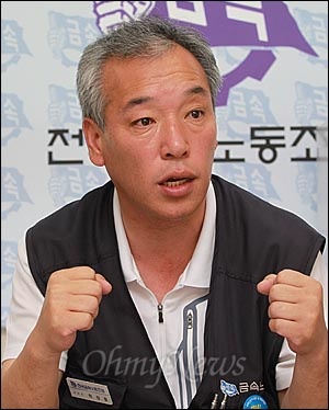  박상철 금속노조 위원장이 "1998년 IMF 국가부도 사태 때 희망퇴직과 정리해고자가 12만6000명이었는데, 지난해 10만2000명이 정리해고 됐다. IMF 이후 최고 수치다. 이 제도를 그대로 두고 친노동자, 친서민 정책을 이야기 하는 건 어불성설이다"고 지적하고 있다.