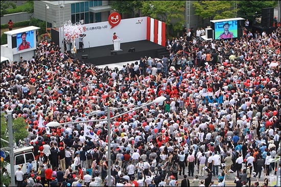 박근혜 새누리당 의원이 10일 오전 서울 영등포 타임스퀘어 광장에서 대선출마를 선언하자 지지자들이 태극기를 흔들며 환호하고 있다.