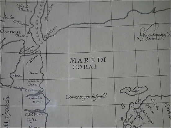1646년 제작된 Dudley 해도첩 초판도 국립해양박물관에서 만나볼 수 있다. 아시아에 유일하게 해양박물관에만 전시되어 있는 이 해도에서는 동해가 한국해 (Mare di Corai)로 표기된 것을 발견할 수 있다. 