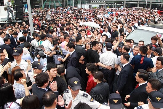 박근혜 새누리당 의원이 10일 오전 대선출마 선언식이 열리는 서울 영등포 타임스퀘어 광장에 도착한 뒤 경찰과 경호원들이 확보한 통로를 통해서 연단으로 걸어가고 있다.