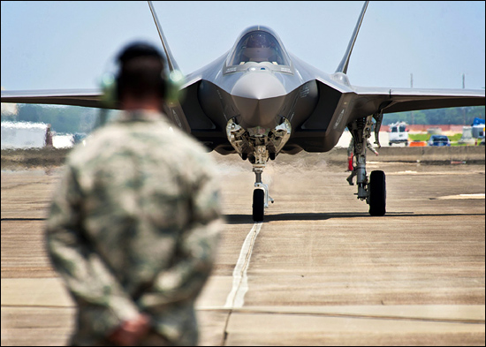2011년 7월 14일 미 플로리다 이글린 비행장에서 F-35 전투기가 이륙을 준비하고 있다.
