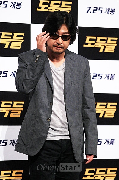  10일 오후 서울 왕십리CGV에서 열린 영화<도둑들>시사회에서 마피아박 역의 배우 김윤석이 포토타임을 갖고 있다.