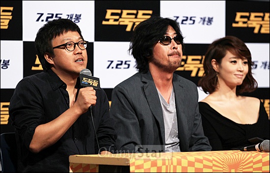 10일 오후 서울 왕십리CGV에서 열린 영화<도둑들>시사회에서 최동훈 감독이 인사말을 하고 있다.