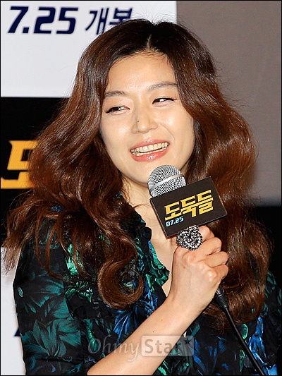  10일 오후 서울 왕십리CGV에서 열린 영화<도둑들>시사회에서 예니콜 역의 배우 전지현이 질문에 답하며 웃고 있다.