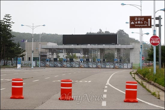 남쪽 관광객들을 실은 버스가 분주하게 오가던 강원도 고성 남북출입사무소(CIQ) 차량 통행문이 굳게 닫혀 있다.