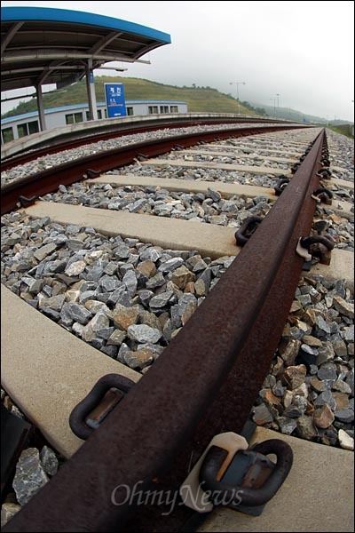 금강산으로 연결되는 동해선 제진역에는 2007년 5월 남북시험운행 이후 기차 운행이 중단된 탓인지 기차 선로에 검붉은 녹이 두껍게 슬어 있다.