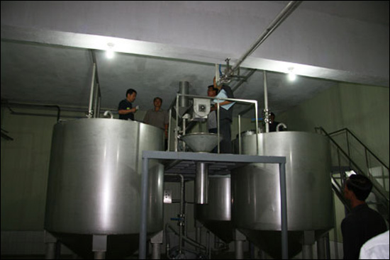 2007년 9월 평양 룡성구역에 위치한 장류공장 기계를 설비 중인 모습.

