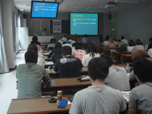　　류코쿠대학 국제문화학부 학생들이 중국 베이징사범대학 주해분교 교육학부 호학량(胡學亮) 교수의 초청강연을 학생을 듣고 있습니다.