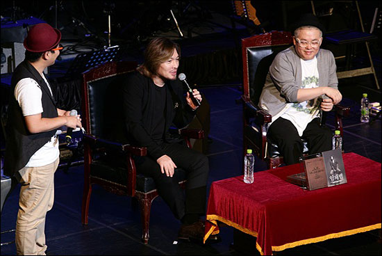 가수 임재범이 11일 열린 쇼케이스에서 취재진의 질문에 답변하고 있다.