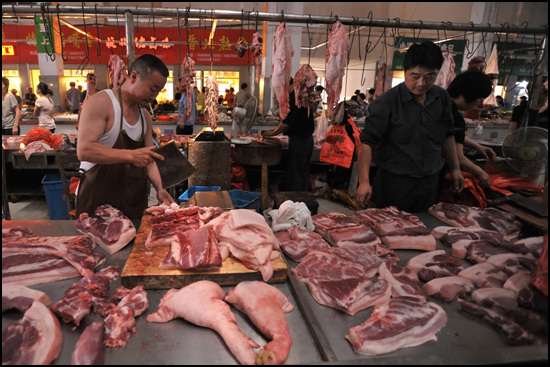 재래시장에서 다양한 고기들을 더운 날씨에도 실온에서 판매하고 있다.