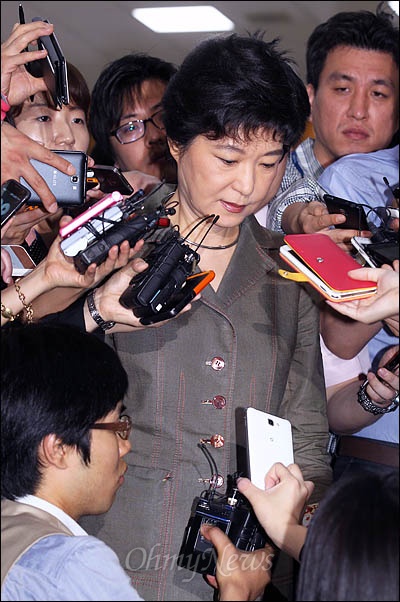 대권도전을 선언한 박근혜 새누리당 의원이 13일 '정두언 부결'사태에 대한 수습책을 논의하기 위해 비공개 의총장에 들어서며 질문을 퍼붓는 취재진에 둘러싸여 있다.