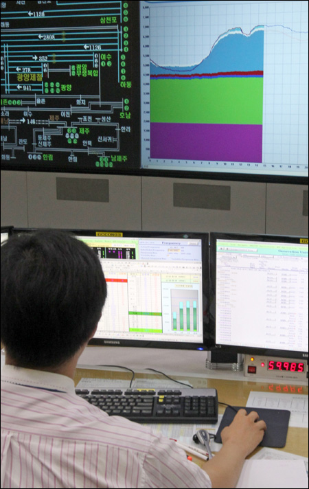 사진은 지난 2011년 7월 26일 서울 삼성동 한국전력거래소에서 관계자들이 전력수급 상황을 점검하고 있는 모습. 