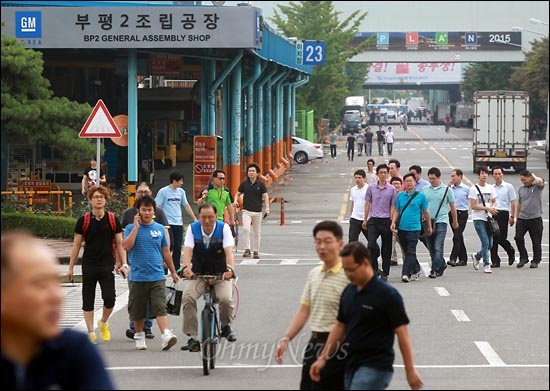  민주노총 금속노조 한국GM지부가 부분파업에 돌입한 가운데 13일 낮 인천광역시 부평구 한국GM공장에서 직원들이 오전 근무를 마친 뒤 퇴근하고 있다.