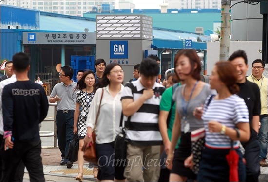  민주노총 금숙노조 한국GM지부가 부분파업에 돌입한 가운데 13일 낮 인천광역시 부평구 한국GM공장 서문으로 오전 근무를 마친 사무직·생산직 노동자들이 퇴근하고 있다.