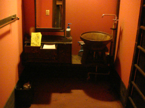 　　교토 햐쿠만빈(百万遍)에 있는 오무라야(おむら家)라고 하는 음식점 화장실 옆 세면실입니다. 이 집은 크고 깨끗하지는 않지만 나무 계단이 있고, 이곳저곳 넓혀서 고친 흔적이 있습니다. 그럼에도 불구하고 화장실은 깨끗하고 아담합니다. 특히 좌변기 옆에 있는 세면실은 넓어서 이용하기 편합니다. 