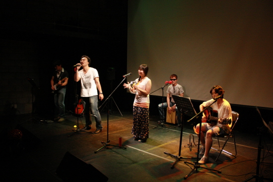 성미산마을극장 극단밴드 '당일셋업'의 개막 축하 공연이 펼쳐지고 있다.