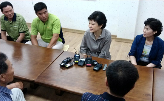 박근혜 의원이 마을 주민들과 간담회를 가졌다. 