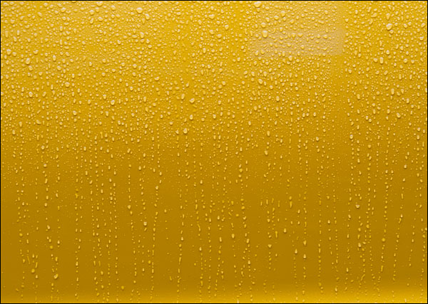 노란 차의 옆에 맺힌 빗방울