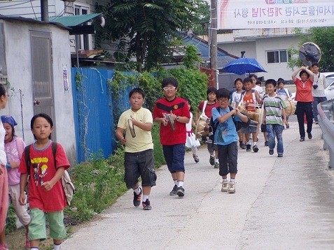 외서초 학생들이 마을도서관 개관을 알리는 길놀이 풍물을 하고 있다.