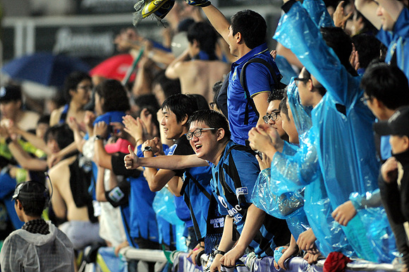  15일 인천축구전용경기장에서 열린 인천과 서울의 '현대오일뱅크 K리그 2012' 21라운드 경기에서 인천이 승리하자 팬들이 기뻐하고 있다.