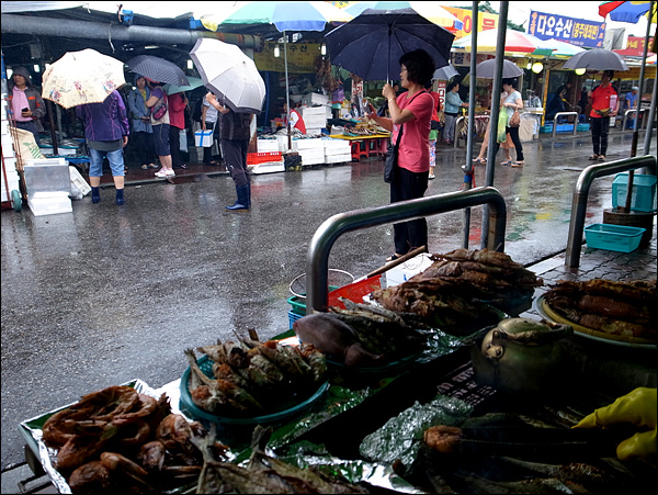 비가 내리는 가운데에서도 많은 여행객들이 시장을 찾았다.