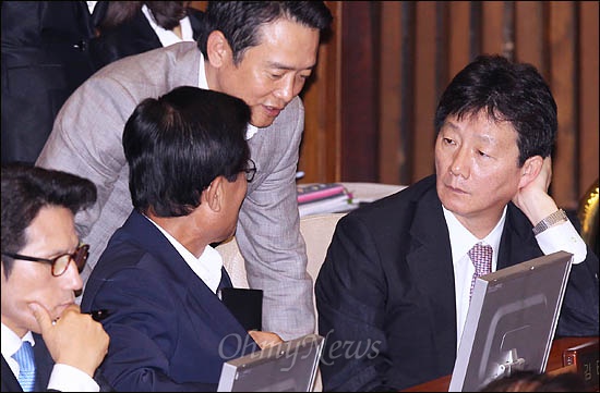 새누리당 남경필 의원이 16일 국회 본회의장에서 유승민, 김태환 의원과 귓속말을 하고 있다.