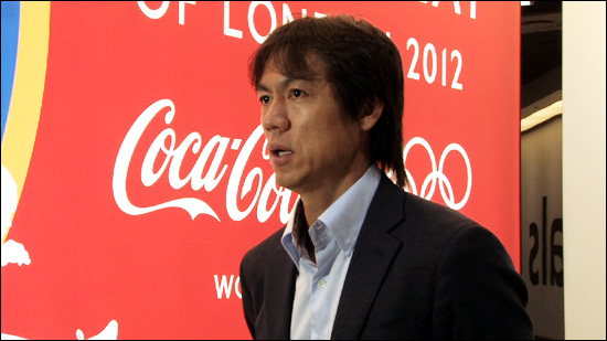 16일 한국 대표선수단 가운데 가장 먼저 런던에 입성한 남자 축구대표팀 홍명보 감독.