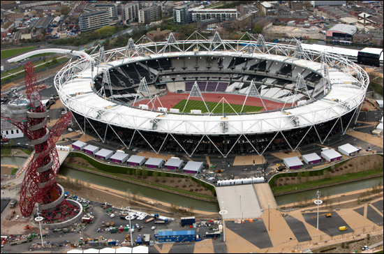  2012년 런던올림픽을 100일 앞둔 4월 18일 런던이 세계인을 맞을 준비를 하고 있다. 왼쪽에 런던올림픽 상징탑 오비트가 보이는 올림픽주경기장 항공사진.