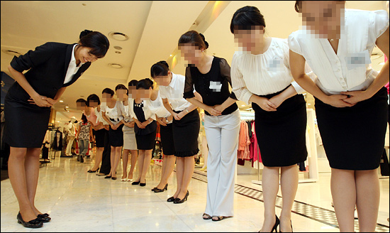 한 서울 시내 유명 백화점에서 서비스 관련 교육을 받고 있는 여성들.