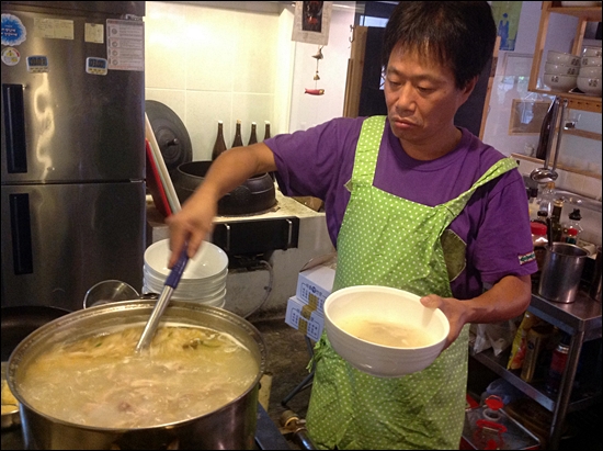 16일 오전 서울 상수동 희망식당 2호점에서 콜텍 해고노동자 임재춘씨가 닭곰탕을 끓이고 있다.