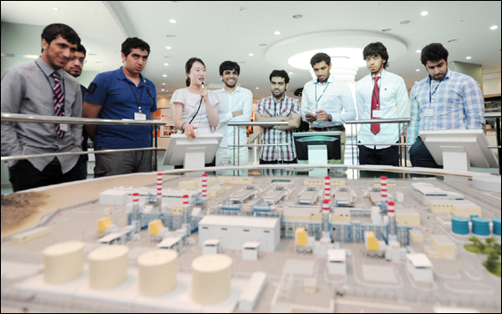 UAE(아랍에미리트) 아부다비 왕세자실이 진행하는 ‘UAE 청년 대사 프로그램(UAE Youth Ambassdor Program)’을 통해 한국을 방문 중인 차세대 전문가 대학생 20명이 16일, 두산중공업 창원공장을 방문해 홍보관과 생산현장을 둘러보고 있다.

