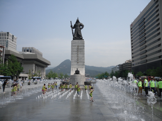 서울 광화문 광장 이순신 동상 앞에서 열린 청춘원정대 및 UCC메이커즈 발대식에 앞서 미래의  병역 이행자들이 물장구를 치고 있다. 올해는 임진왜란420주년이라 이곳에서의 행사는 남다르게 느껴졌다. 