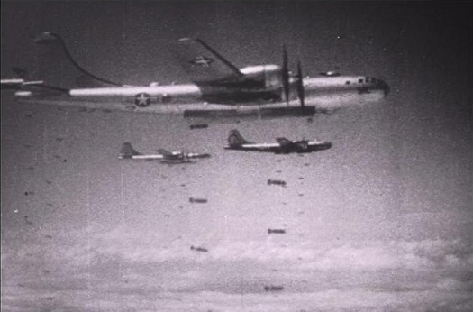 한국전쟁 당시 미군 폭격기들이 한반도에 폭탄을 투하하고 있다. 