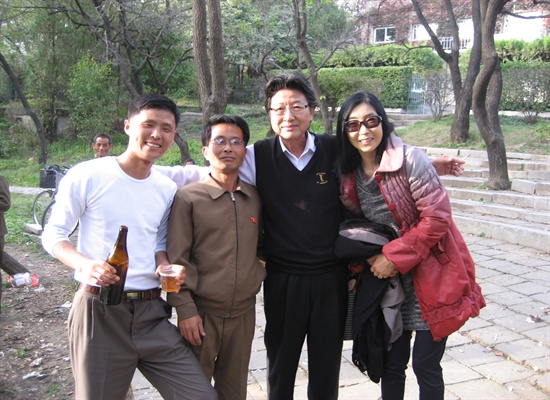 술을 권하는 북한 주민들의 환한 미소.
