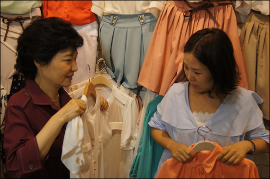 박근혜 새누리당 의원이 대구 동성로 엑슨밀라노 1층의 한 옷가게에서 옷을 고르고 있다.