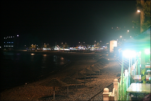 밤이 깊어가는 만성리 해변. 해변 주변으로 식당들이 있어 싱싱한 회와 꽃게탕을 즐길 수 있다.