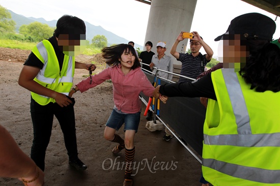 공사강행을 막으려는 팔당공대위 회원을 용역직원들이 끌어내고 있다.